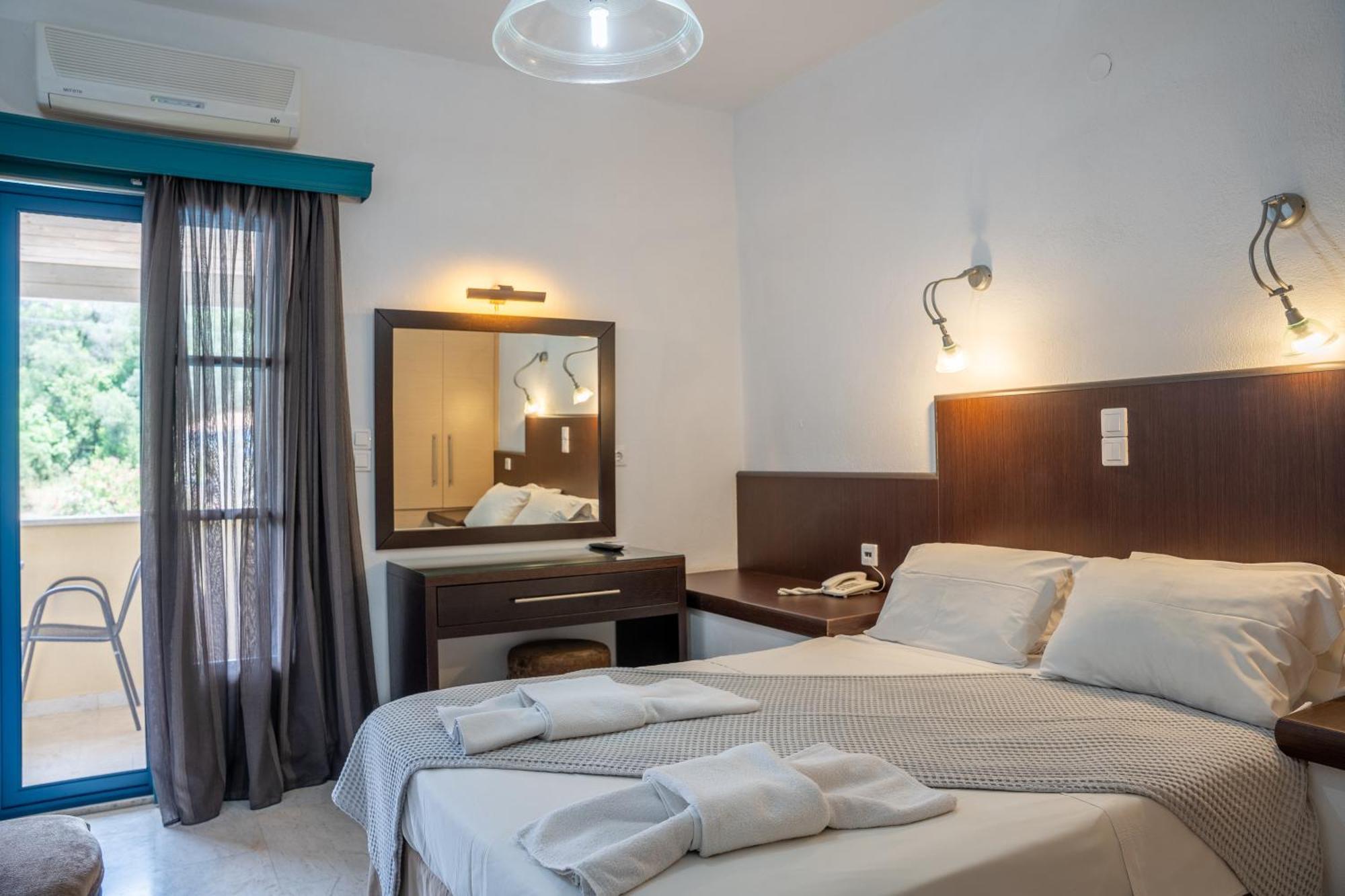 Karavostasi Beach Hotel 페르디카 외부 사진